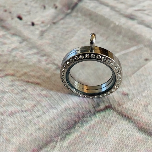 Origami Owl Retired/Hard To Find Silver Locket - Picture 3 of 6